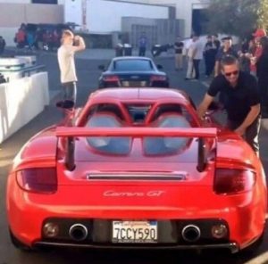 Actor-Paul-Walker-getting-into-the-car-that-would-crash-and-kill-him-later-that-day.-600x592