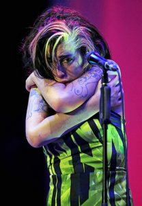 Amy-Winehouse-at-her-last-concert.-600x866