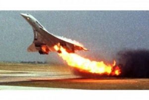 Concorde-Flight-4590-as-it-caught-fire-during-takeoff.-600x401