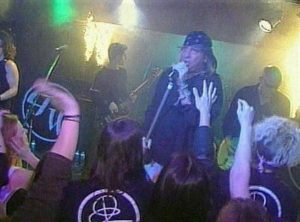 Singer-first-to-spot-a-fire-inside-The-Station-nightclub-in-Rhode-Island-killing-over-100-600x444