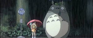 Eines der bekanntesten "Mein Nachbar Totoro" Bilder: Die Schwestern Saki und Mei neben dem Waldgeist Totoro