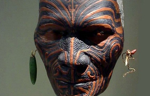 Die-verfluchte-Maori-Krieger-Maske-Verfluchte-Gegenstaende-Horror-Fakten-min